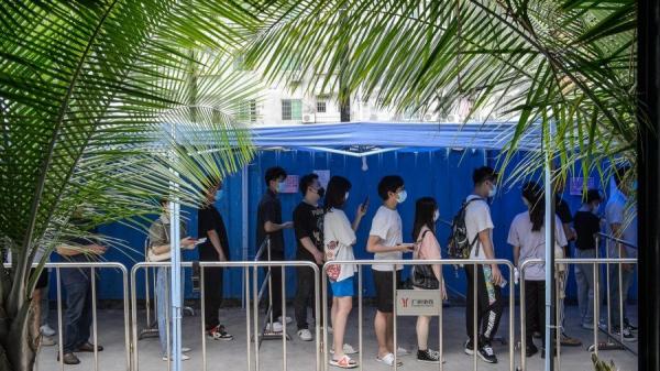 目前深圳有4种奥密克戎(Omicron)变异毒株同传,近日首次发现BF.15变异株,深圳多区紧急通知对小区管控,网传大批市民聚集唱国歌抗议封锁。(图片来源:Getty Images)