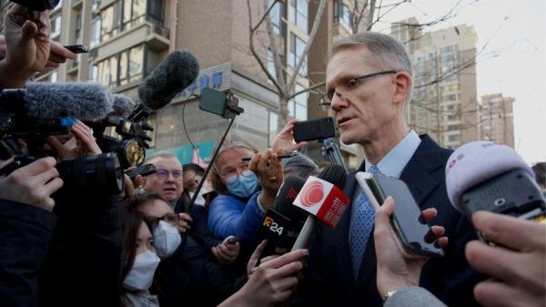 图为澳大利亚驻华大使在北京法院外向媒体发表声明。(图片来源: NOEL CELIS/AFP via Getty Images)