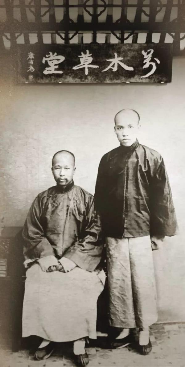 1889年,梁启超(右)考中举人,1890年开始跟随当时的大政治家、思想家、教育家康有为(左)学习。(公有领域)