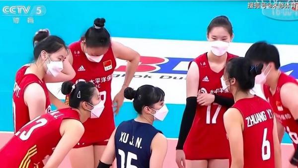 中国女排参加国际比赛戴口罩  （图片来源：视频截图）