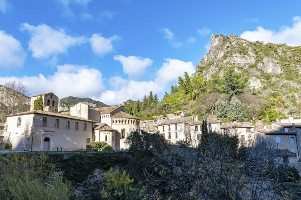 圣吉约姆勒代塞尔镇远景及镇上的圣吉约姆修道院(123RF)