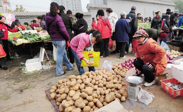 中国的一个蔬果市场(资料图片)(FREDERIC J. BROWN/AFP via Getty Images)