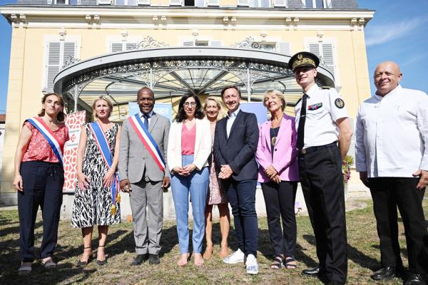 法国文化部长阿卜杜勒-马拉克女士（中）、遗产使命特使贝恩（右四），与加格尼市市长克拉诺力Rolin Cranoly（左三）和法国厨师马尔科斯（右一）等人在加格尼市的白宫城堡前出席第五届遗产彩票发行活动。（EMMANUEL DUNAND/AFP via Getty Images）