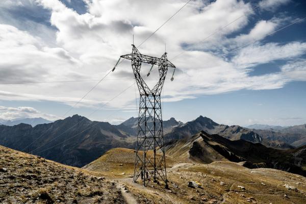 法国输电系统运营商RTE(Reseau de Transport d'Electricity)的员工在阿雷什-博福特(Areches-Beaufort)附近进行超高压线路的改造工作。(JEFF PACHOUD/AFP via Getty Images)