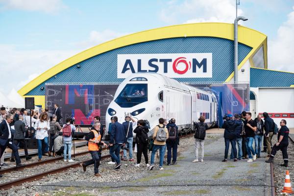 9月9日,法国新一代高铁列车TGV M在法国西部城市拉罗谢尔首次公开亮相。(Photo by XAVIER LEOTY/AFP via Getty Images)