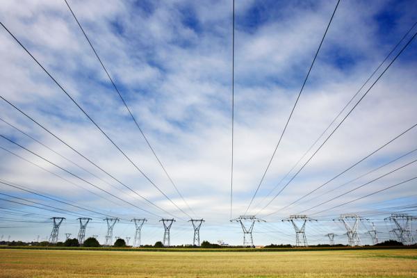 法国的高压电网(FRED DUFOUR/AFP via Getty Images)
