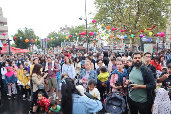  巴黎民众在五彩灯笼下观看开幕仪式