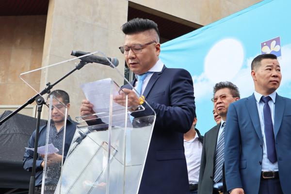 商会会长叶文（中）和秘书长陈鼎元（左）