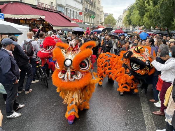 开幕仪式后舞狮队走上美丽城街头