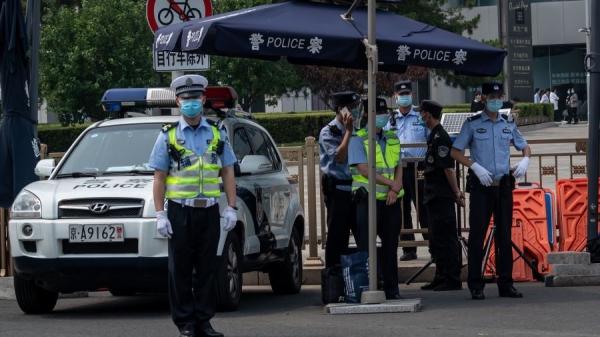 近日北京及周边城市进入严密管控状态,长途巴士司机甚至甚至被要求必须配戴电子手环,引发外界关注。示意图。(图片来源:NICOLAS ASFOURI/Getty Images)