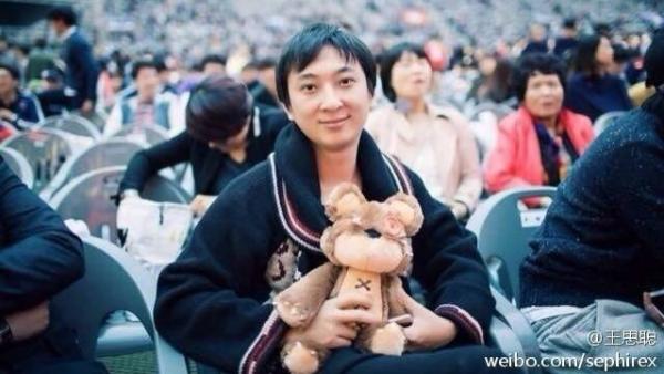 近日一则“王思聪不再担任万达集团董事”登上热搜。(图片来源:微博)