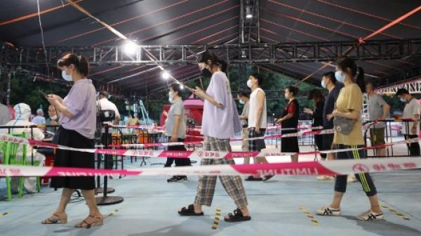 广西防城港东兴市4种奥密克戎(Omicron)变异毒株同传,网传东兴被封控9个月,原20多万人口只剩3万,有不少民众在网上求助。(图片来源:Getty Images)