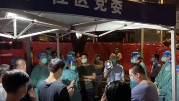深圳疫情加剧当局借疫封控居民小区，网传有小区居民面对该街道人员怒喊：“我们要解封！”“我们要生存！”(图片来源：视频截图）