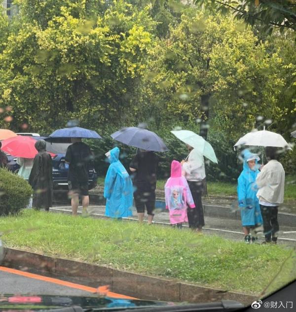 从2日下午开始核酸检测系统出现异常,民众排队数小时都无法做核酸。(图片来源:微博)