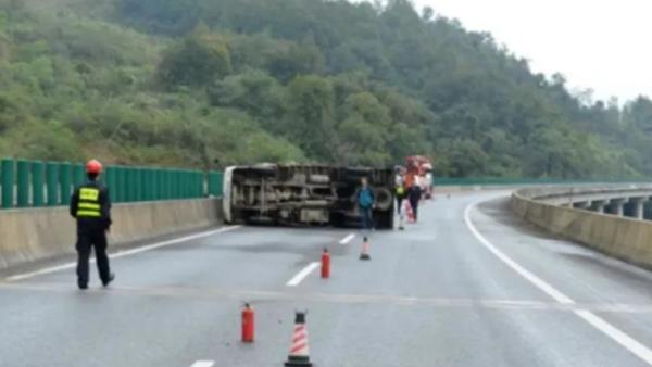 18日凌晨,贵州省黔南州一辆载有47人的巴士行驶经过三荔高速公路时翻覆。(图片来源:央视截图)