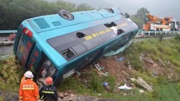 18日凌晨,贵州省黔南州一辆载有47人的巴士行驶经过三荔高速公路时翻覆。(图片来源:网络截图)