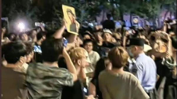 大学生聚集高呼“解封”(图片来源:网络图片)
