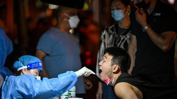 天津疫情“来势汹汹”,网传天津急建大量临时隔离点,大批居民夜间被转运隔离,铁板封堵小区防控,有女子夜间在路边绝望大哭。(图片来源:Getty Images)