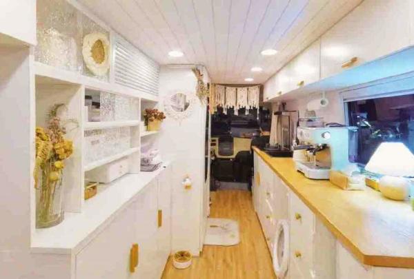 张希和女朋友的房车内部