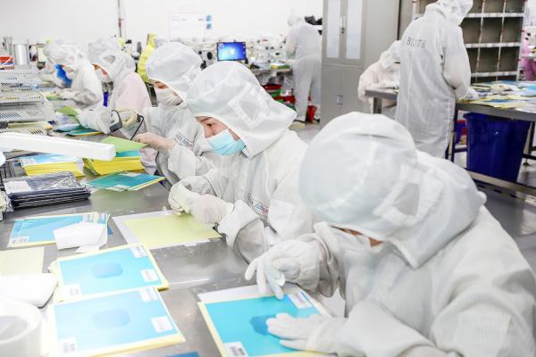 中国芯片产业链上的工人(STR/AFP via Getty Images)