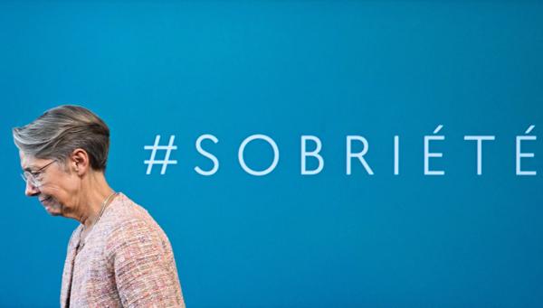 10月6日,法国总理伊丽莎白•博恩在凡尔赛宫举行的政府节能计划会议后发表演讲后,离开讲台的那刻。(EMMANUEL DUNAND/AFP via Getty Images)