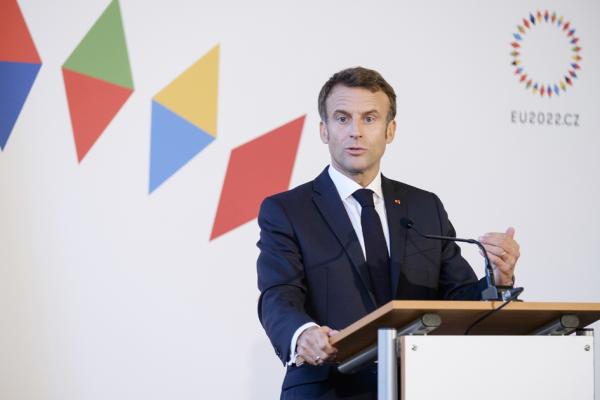 10月7日,法国总统马克龙在布拉格城堡举行的欧盟领导人非正式峰会结束时与媒体交谈。(Thierry Monasse/AFP via Getty Images)