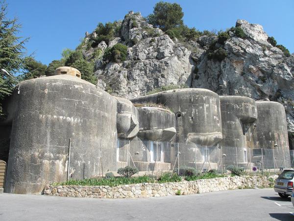 位于镇上的马奇诺防线中的二号火炮地堡。(公有领域)