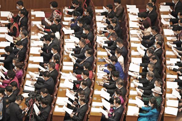 两会上的官员(LEO RAMIREZ/AFP/Getty Images)