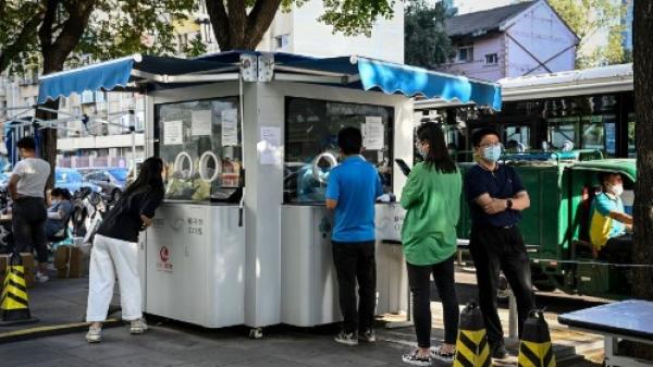 北京疫情渐起,京外输入疫情致北京感染者不断,官方要求市民返岗上班须持48小时核酸阴性证明,当局还利用健康宝直接弹窗,控制市民进(返)离京。(图片来源:Getty Images)