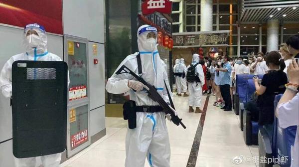 云南西双版纳傣族自治州10月5日突然宣布全城封闭,不少游客被困当地机场,警察甚至持枪与游客对峙。(图片来源:推特)