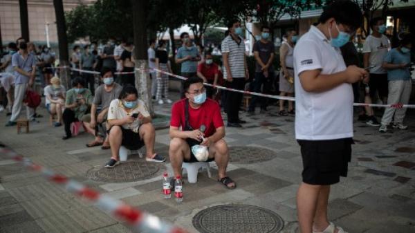 上海疫情10月以来连增阳性,多地发布告居民书要核酸筛查,网传上海某高校学生为解封“一直在闹”,甚至“把警车围的是一动不动”,学校当时宣布解封。(图片来源:Getty Images)