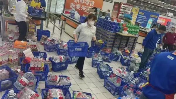 近日传出上海出现供水危机,民众纷纷在家囤饮用水。(图片来源:网络图片)