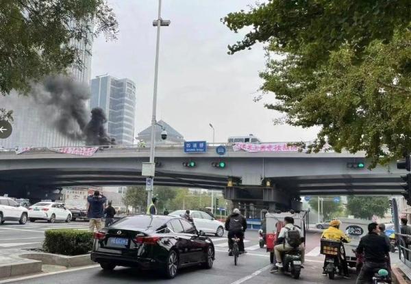 网传北京海淀区四通桥上的横幅。(图片来源:网路截图)