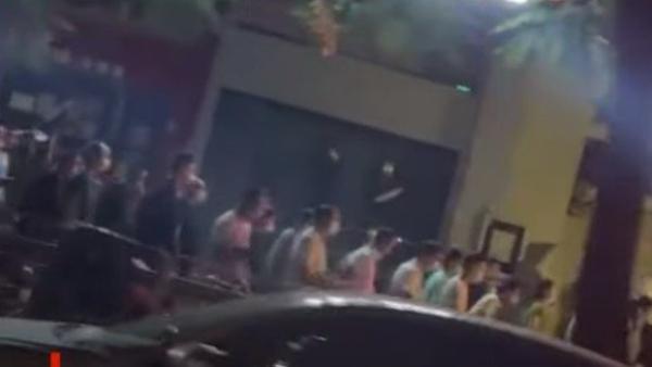 十一长假后广东深圳疫情紧张,当局紧急封控小区,有小区居民走上街头,抗议封控,高喊:“ 解封!”(图片来源:视频截图)