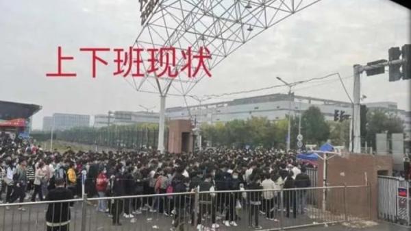 富士康郑州厂闭环管理,厂区员工外流内部影像。(图片来源:微博截图)