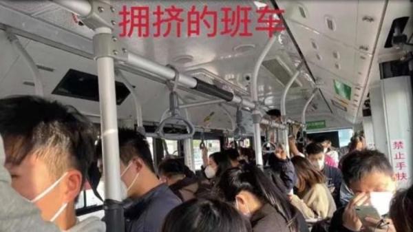 富士康郑州厂闭环管理,厂区员工外流内部影像。(图片来源:微博截图)