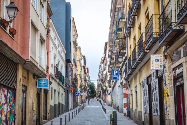 马德里一条小路两侧的楼房(123RF)