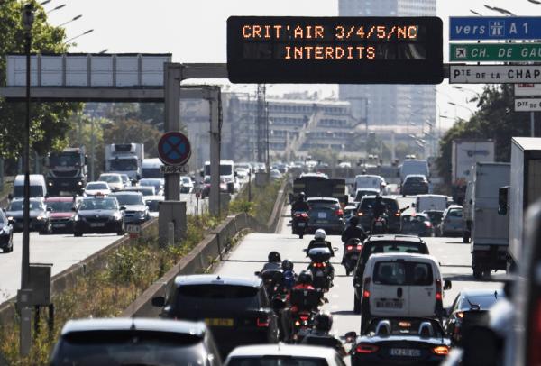 2020年7月31日,巴黎环线上的禁止3、4、5号标签和无归类车辆通行的告示牌。(ALAIN JOCARD/AFP via Getty Images)