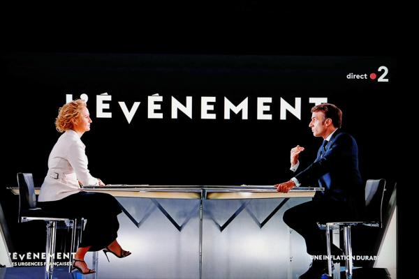 2022年10月26日法国总统马克龙(Emmanuel Macron )在接受法国记者和电视节目主持人鲁(Caroline Roux)在“事件”节目(L'évènement)采访中发言。(Ludovic MARIN/AFP via Getty Images)