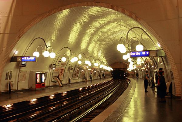 城岛站的照明灯(Omar Bárcena/Wikipedia/CC BY-SA 2.0)