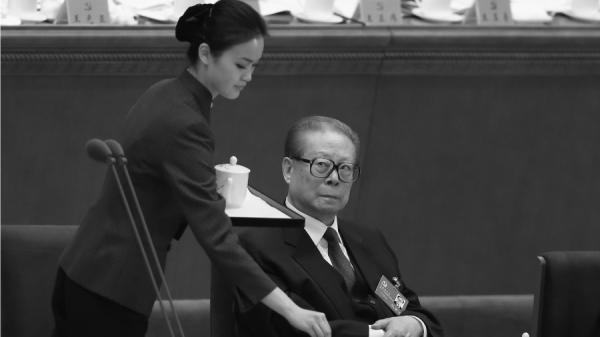 前中共总书记江泽民出席十八大会议。(图片来源:Feng Li/Getty Images)