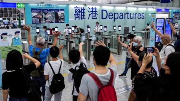 移民潮爆发后,香港机场离境大堂内经常上演亲友挥手送别的一幕。(图片来源:Getty Images)