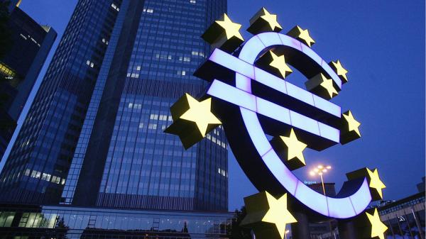 位于德国法兰克福的欧洲中央银行(ECB)总部前巨大的欧元标志(Ralph Orlowski/Getty Images)