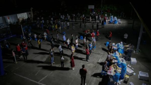 湖北武汉疫情封控,一位大叔在一个物业群里声称再不解封就开煤气灶炸楼。(图片来源:Getty Images)