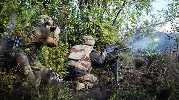 赫尔松的民众指出,俄军正在城外加强防御,把重型炮弹移动到东岸。他们担心,这是城市将被夷平的先兆。(DAVE CLARK/AFP via Getty Images)