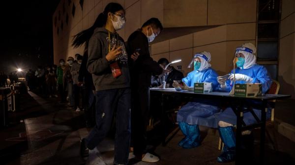 广州疫情大爆发,传到处封控“居民有家不能回睡桥底”,有居民疯狂逃离,海珠区拉走至少两万人去隔离。(图片来源:Getty Images)