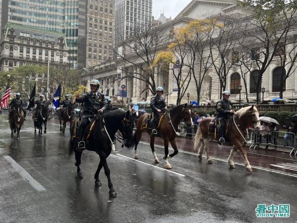 第103届纽约老兵节游行在风雨中于在纽约曼哈顿五大道举行,有超过280个团体多达2万多人参加(看中国摄影:柳笛)