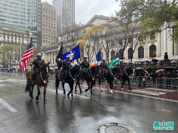 第103届纽约老兵节游行在风雨中于在纽约曼哈顿五大道举行,有超过280个团体多达2万多人参加(看中国摄影:柳笛)