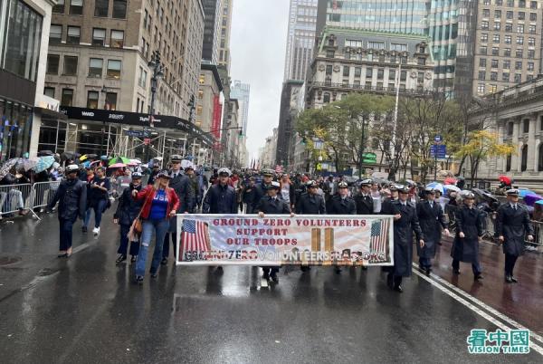 第103届纽约老兵节游行在风雨中于在纽约曼哈顿五大道举行，有超过280个团体多达2万多人参加（看中国摄影：柳笛）