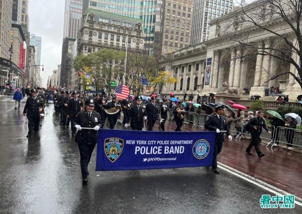第103届纽约老兵节游行在风雨中于在纽约曼哈顿五大道举行,有超过280个团体多达2万多人参加(看中国摄影:柳笛)